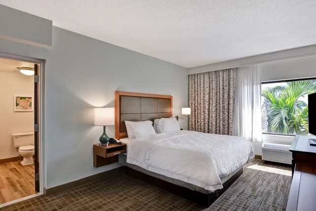جناح بسرير كينج مع أريكة، Hampton Inn Palm Beach Gardens 1/4