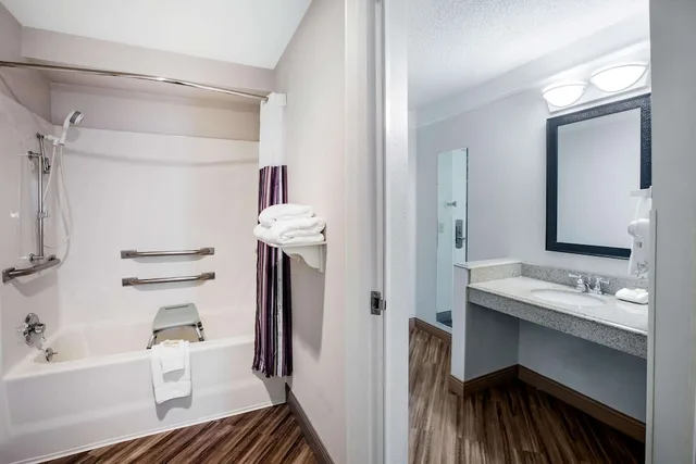 غرفة بسرير كينج لذوي الإعاقة، La Quinta Inn & Suites by Wyndham Houston Baytown East 5/5