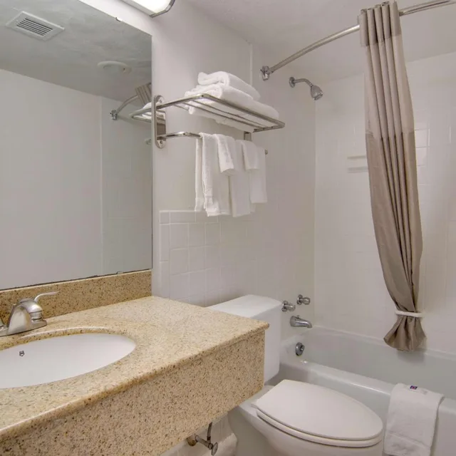 2 Queen Beds - Non-Smoking, Mini Fridge, Motel6 Clarion, PA 3/3