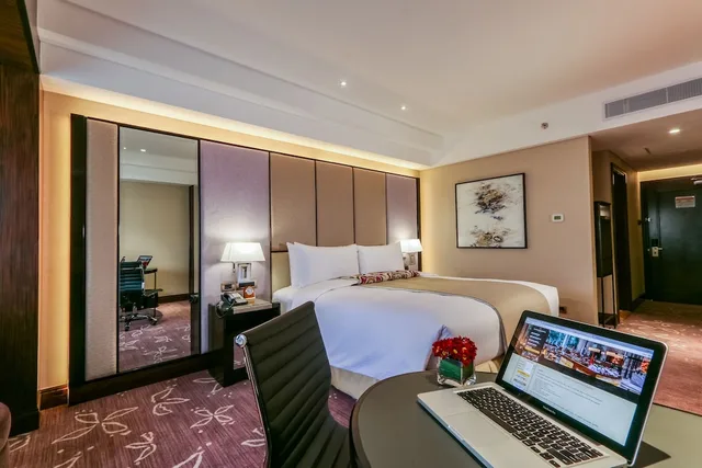 Premier, King Bed, Pool View, Diamond Hotel Philippines 2/4