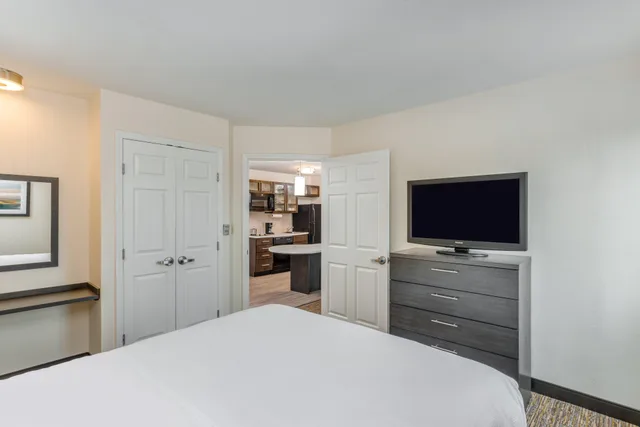 جناح بسرير كوين، Candlewood Suites Secaucus 1/4