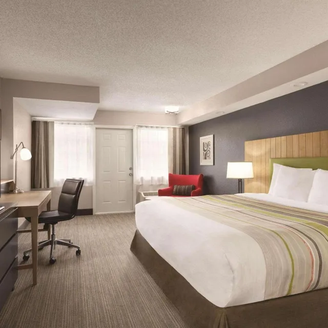 غرفة بريميوم بسرير كينج بشرفة لذوي الإعاقة، Country Inn & Suites by Radisson, Pigeon Forge South, TN 1/8