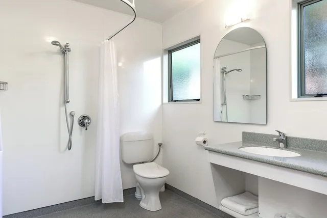 شقة عائلية بسرير كينج وسريرين منفصلين بغرفتي نوم، Jasmine Court Motel 4/5