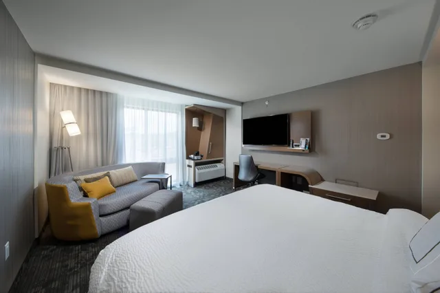 غرفة بسرير كينج مع أريكة، Hotel Courtyard By Marriott Russellville 1/3