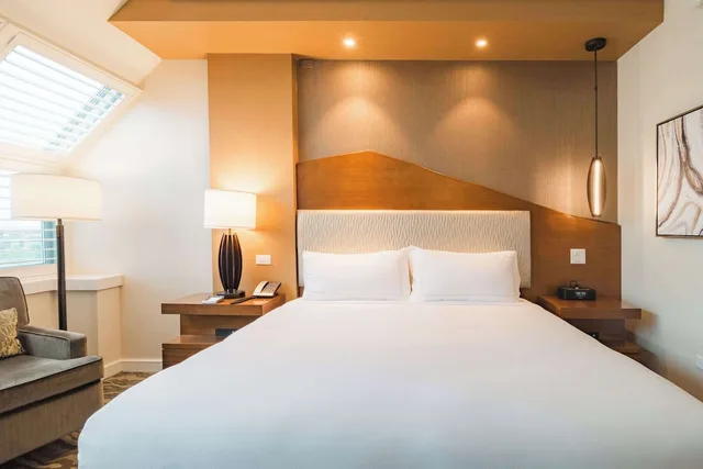 غرفة ديلوكس بسرير كينج، The Inverness Denver, a Hilton Golf & Spa Resort 2/10