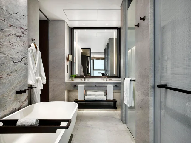 غرفة ديلوكس بسريرين كوين بإطلالة على المدينة، The St. Regis Hong Kong 4/7