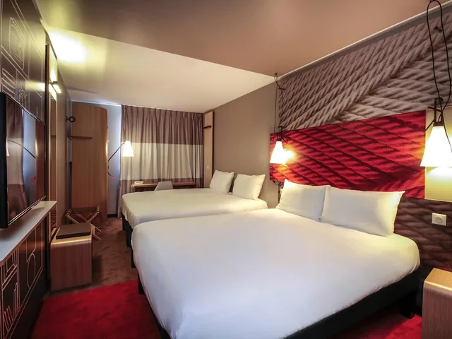 غرفة بسرير مزدوج وسريرين منفصلين، Ibis Cahors 1/6