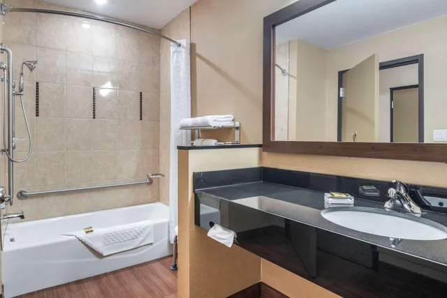 غرفة بسرير مزدوج، Best Western Plus Bathurst Hotel Suites 6/6