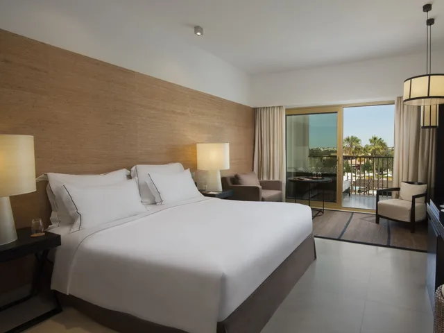 غرفة ديلوكس بسرير مزدوج أو سريرين منفصلين بإطلالة على المسبح، Victoria Golf Resort and Spa Managed by Accor 1/3