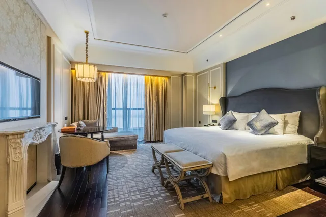 غرفة ديلوكس بسرير كينج وسرير كوين بإطلالة على المدينة، Grand New Century Hotel Yixing 1/2
