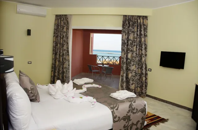 غرفة عائلية بسرير كينج وسرير فردي بإطلالة جزئية على البحر، Casa Mare Resort 8/10