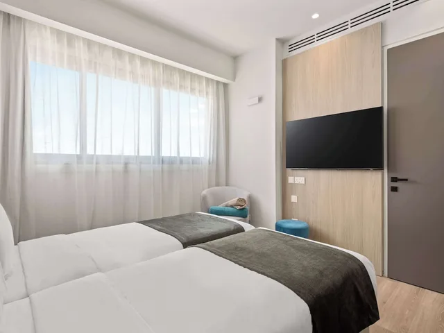 Classic, Twin Beds, Convertible Double Bed، Mercure Larnaca Finikoudes Beach 10/10