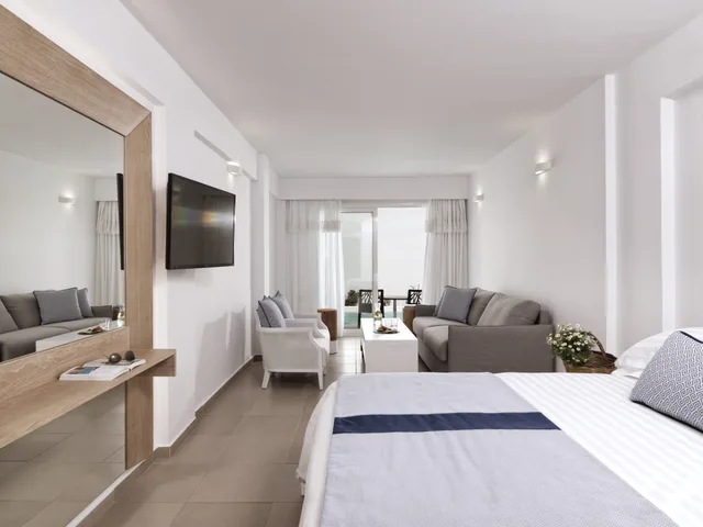 جناح جونيور، Aressana Spa Hotel and Suites 1/3