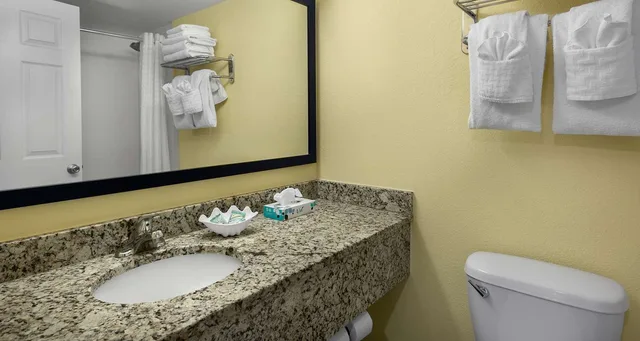Suite, King and Double Bed, Ocean Front, Sofa, Balcony, Kitchenette، Best Western Ocean Sands Beach Resort 3/4