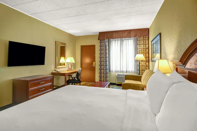 غرفة بسرير كينج مع أريكة، Wyndham Garden York 3/6