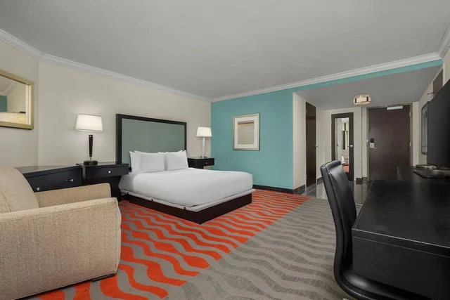 غرفة بسرير كوين لذوي الإعاقة، The Verve Hotel Boston Natick, Tapestry Collection by Hilton 1/7