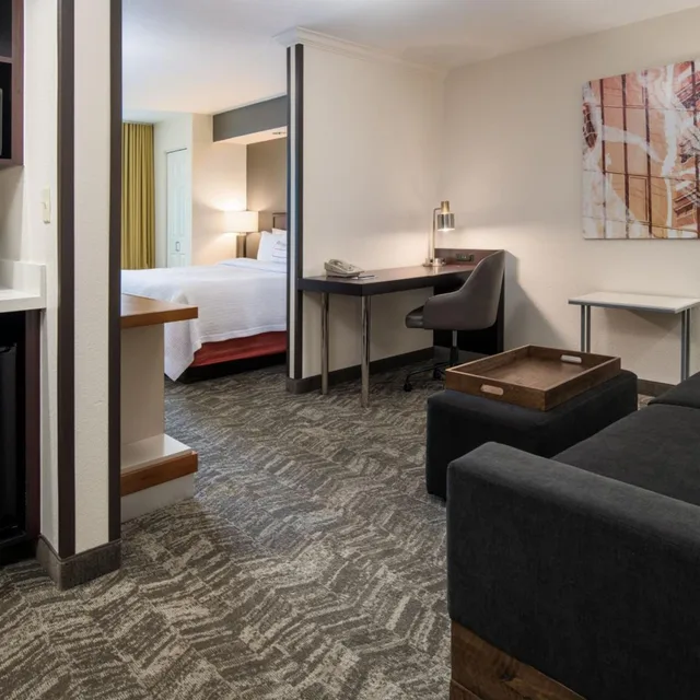 جناح بسرير كينج مع سرير سحّاب إضافي مع أريكة، SpringHill Suites by Marriott Portland Airport 2/5