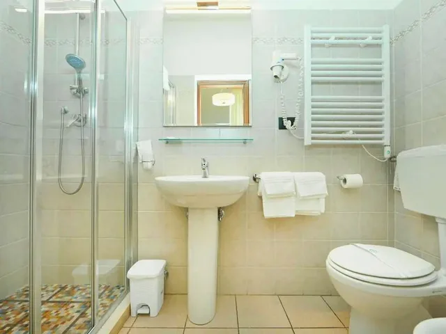 غرفة كلاسيكية بسرير كوين بإطلالة على المدينة، Hotel Venezia 2/3