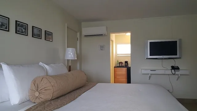Mezzanine, Traditional, King Bed, Pool Access، Le Cabanon Motel 2/3