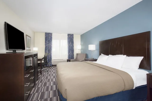 جناح استوديو ديلوكس بسرير كينج، AmericInn by Wyndham Mount Pleasant 1/4