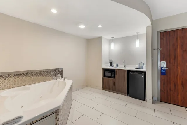 جناح بسرير كينج بحوض جاكوزي، Holiday Inn Express & Suites NASHVILLE SOUTHEAST - ANTIOCH 6/6