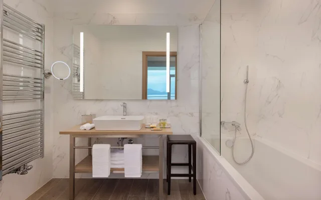 1 Bedroom, Deluxe, Suite, Villa, King Bed, Sea View، Hilton Rijeka Costabella Beach Resort and Spa 5/6