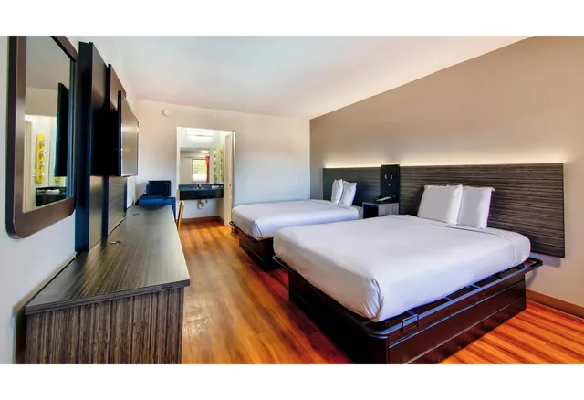 2 Full Beds - Mobility Accessible Tub Nsmk، Motel6 Gainesville, GA 4/6