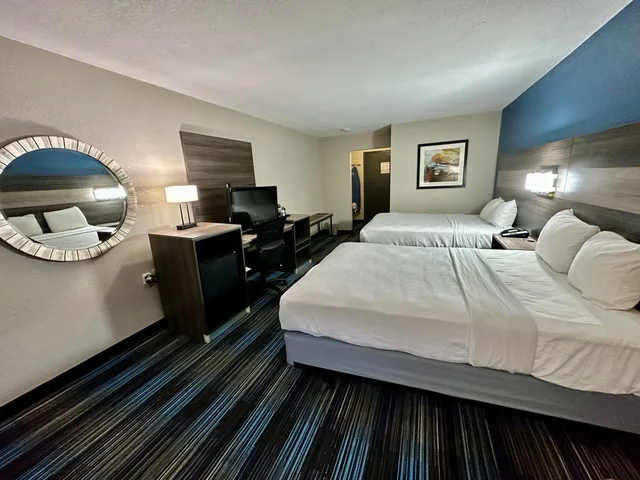 Deluxe, Queen Bed, Accessible, Baymont by Wyndham Kansas City KU Medical Center 1/5