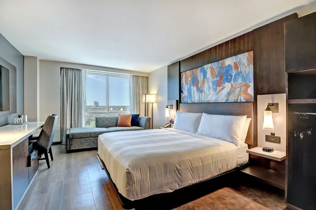 غرفة كلوب بسرير كينج مع أريكة لذوي الإعاقة، Tulsa Marriott Southern Hills 1/2