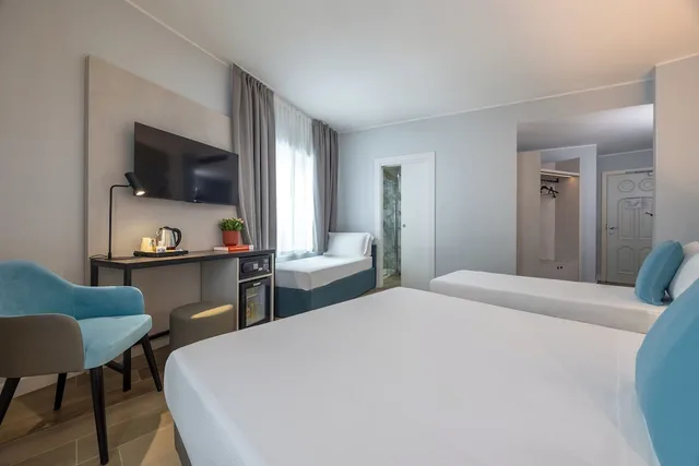 غرفة عائلية بسرير كوين وسرير فردي مع أريكة، iH Hotels Milano Centrale 4/9
