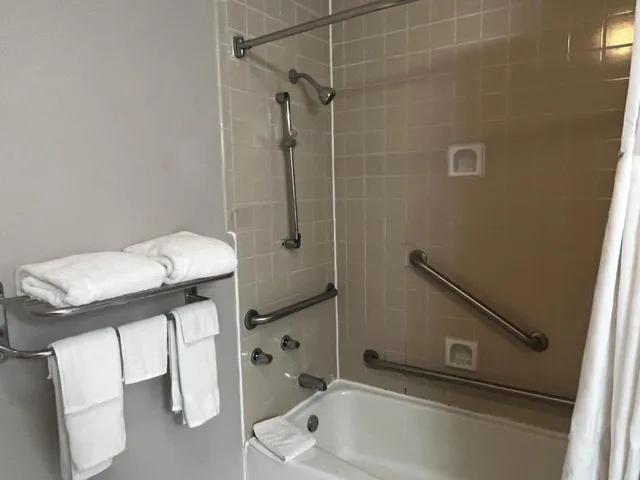 غرفة بسريرين مزدوجين بحوض استحمام لذوي الإعاقة، Baymont By Wyndham Port Arthur 7/9