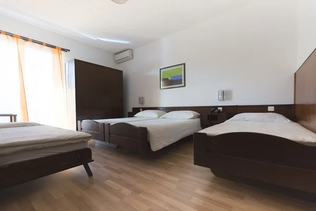 غرفة رباعية بأربعة أسرّة، Hotel Besso Lugano Center 2/3
