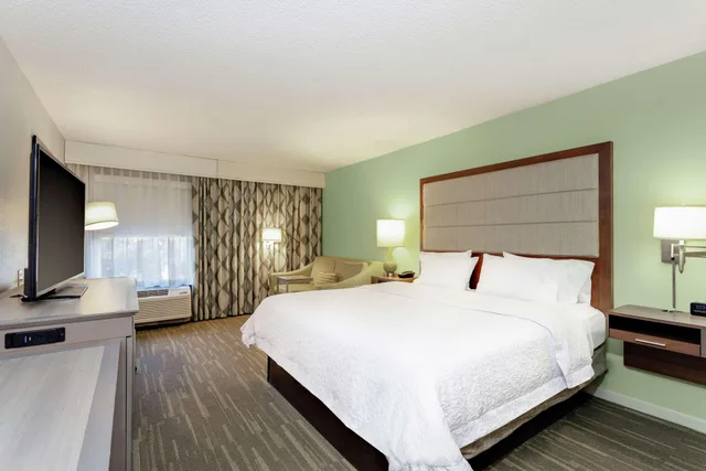 Studio, King Bed, Hampton Inn Melbourne 1/3