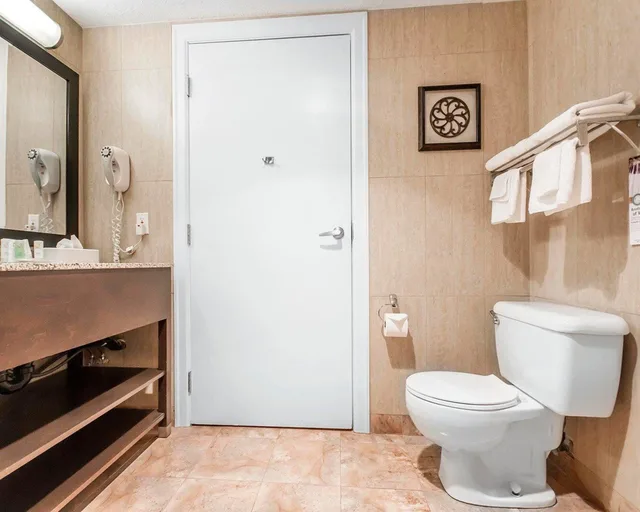 غرفة قياسية بسرير كوين مع أريكة، Quality Inn Merritt 3/3