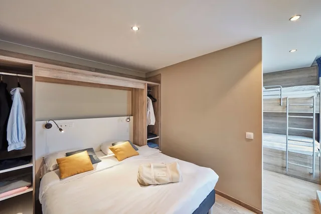 Unique, Penthouse, 2 Bunk Beds, 3 Double Beds, Panoramic Sea View، Holiday Suites Blankenberge 2/10