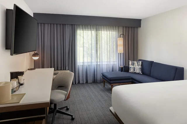 غرفة بسرير كينج مع أريكة، Courtyard By Marriott Edison Woodbridge 5/10