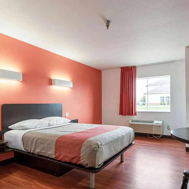 1 Full Bed - Non-Smoking, Micfridge، Motel6 Lebanon, IN 1/10