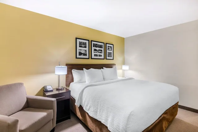 غرفة قياسية بسرير كينج، Sleep Inn & Suites Devils Lake, ND 7/10