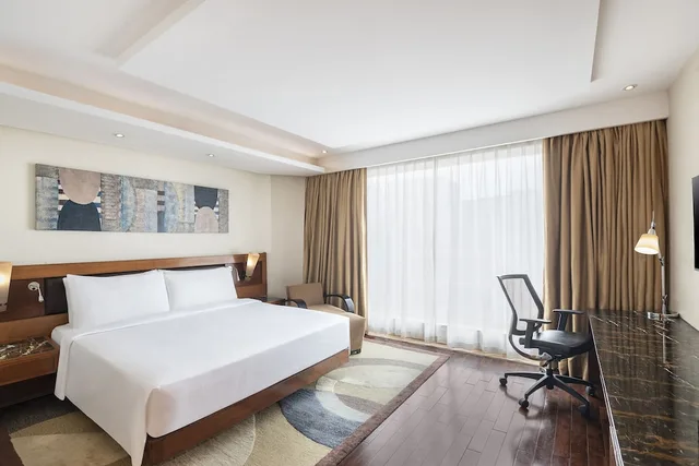 غرفة بزنس بسرير كينج، Radisson Blu Hotel Kaushambi Delhi Ncr 5/9