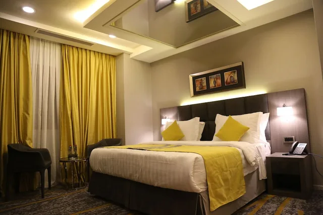 شقة ديلوكس بسرير كينج وسريرين منفصلين بغرفتي نوم، أجنحة برام(Bram Suites) 2/5