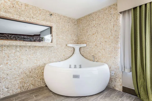 Upgrade, Suite, King Bed, Corner، The Leo Collection Detroit, an Ascend Collection Hotel 4/9
