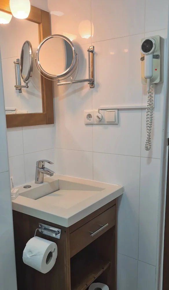 جناح إليت بسريرين كينج بغرفتي نوم مع أريكة بمطبخ صغير، City Suites Curacao 6/7