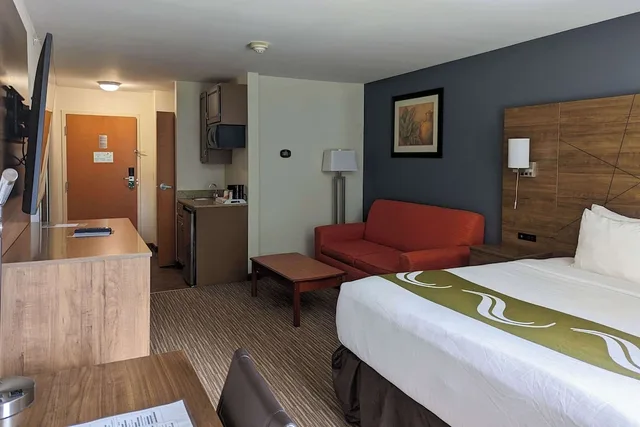 Suite, King Bed, Sofa, Exterior Entrance، Quality Inn and Suites Northampton Amherst 4/5