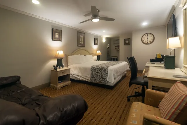غرفة تقليدية بسرير كينج، Atrium Inn 3/4