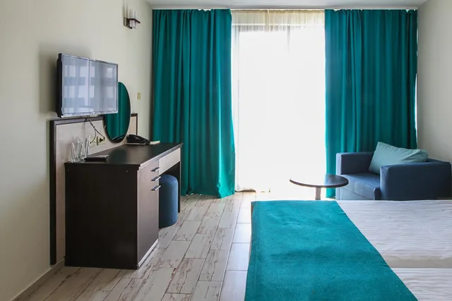 غرفة بسريرين منفصلين بشرفة، Meridian Hotel 3/5