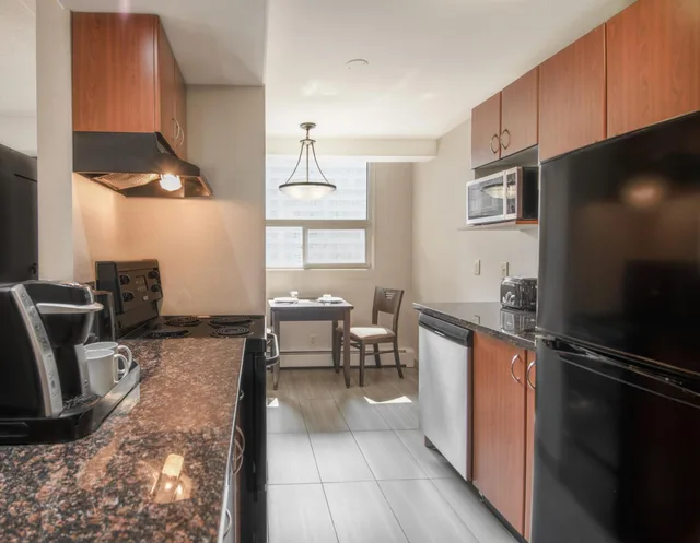 1 Bedroom, Coast, Suite, Queen Bed, Sofa، Coast Calgary Downtown Hotel and Suites by APA 4/4