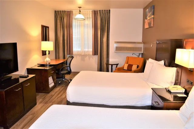 غرفة قياسية بسريرين كوين، The Ashley Inn Suites 5/9