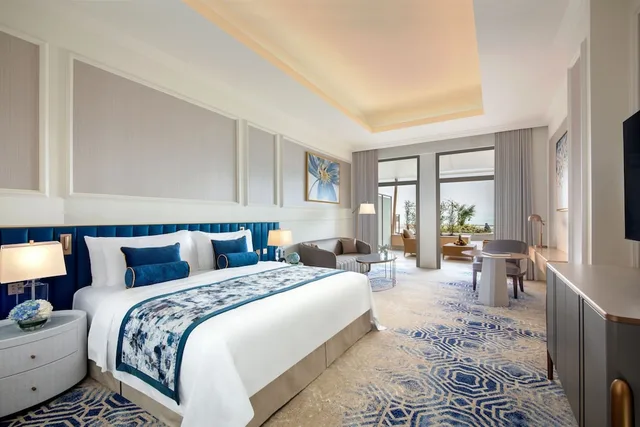 غرفة غراند ديلوكس بسرير كينج بإطلالة على البحر بشرفة، The St. Regis Doha 1/6