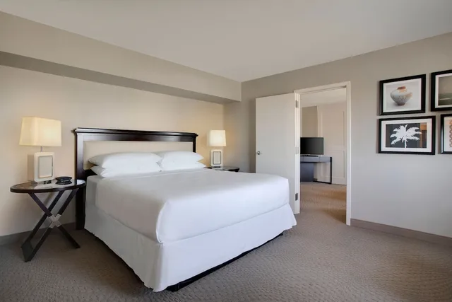 جناح كلوب بسرير مزدوج بغرفة نوم واحدة لذوي الإعاقة، Sheraton Suites Fort Lauderdale West 1/4