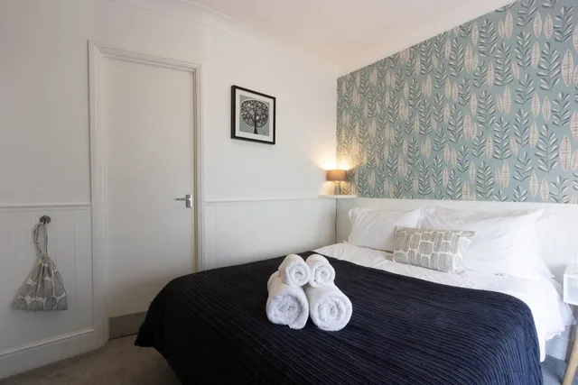 Room, Double Bed, The White House 3/10